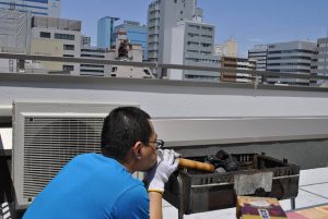 竹の火吹きで火おこし