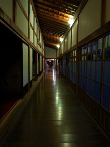 夜のお寺は趣がありますね