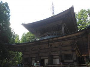 西塔の中はきらびやかでとても綺麗です。