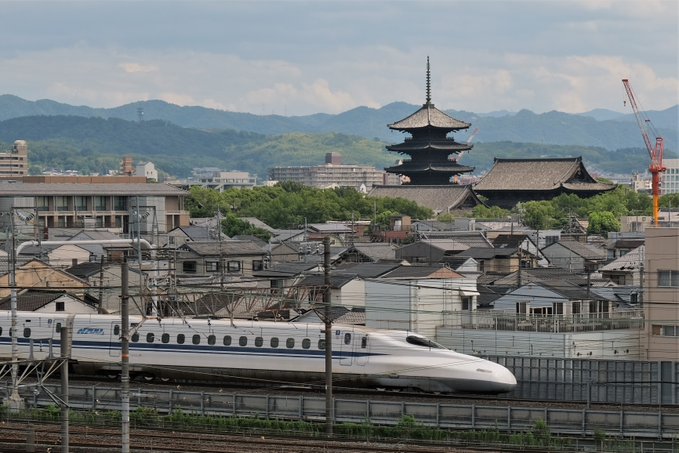 東寺の五十塔と新幹線